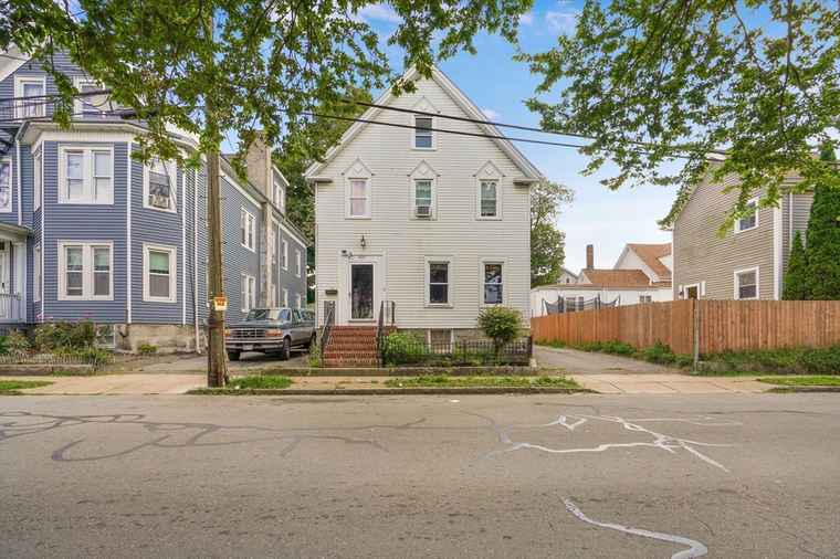 Photo of 320 Cottage St New Bedford, MA 02740