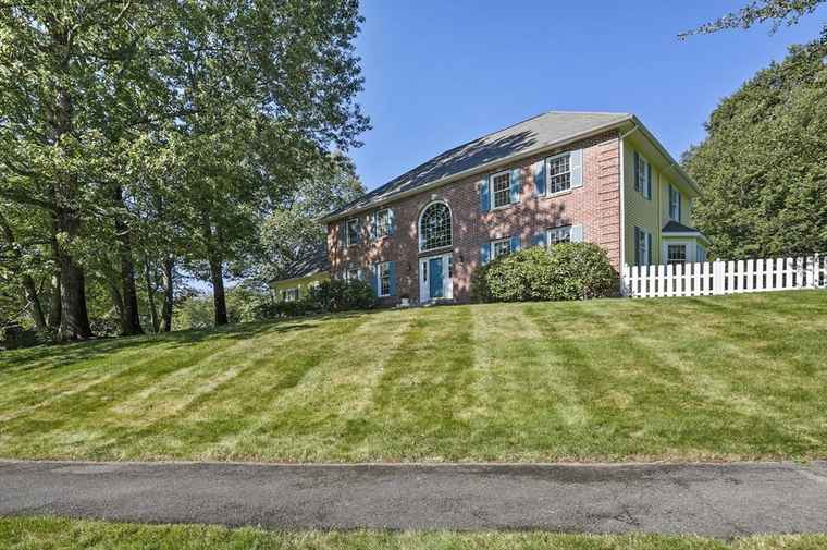 Photo of 11 Country Way Shrewsbury, MA 01545