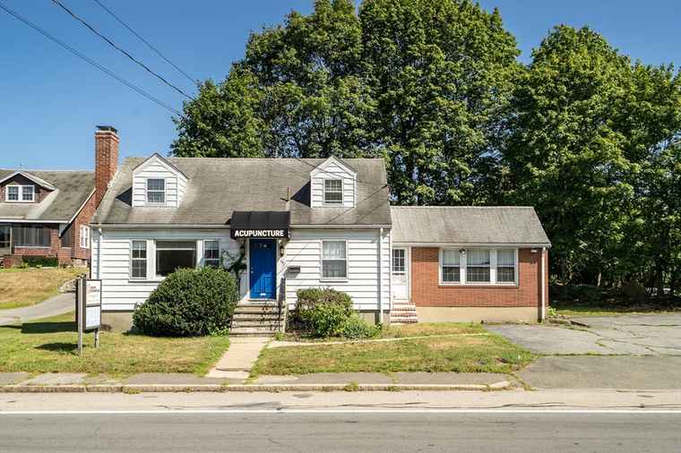 Photo of 192 Lexington St Woburn, MA 01801