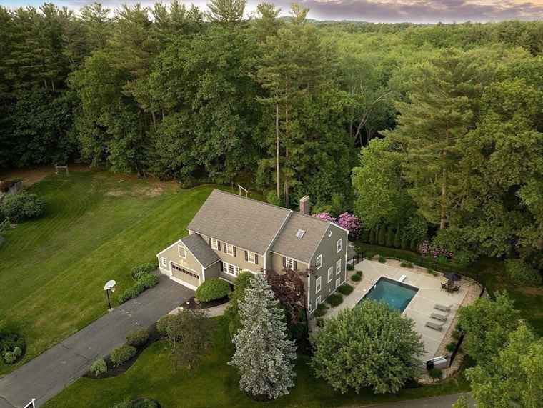 Photo of 10 Reinsway Cir Westford, MA 01886