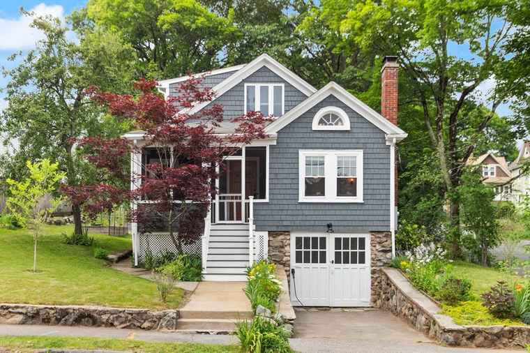 Photo of 61 Fiske Ave Waltham, MA 02453