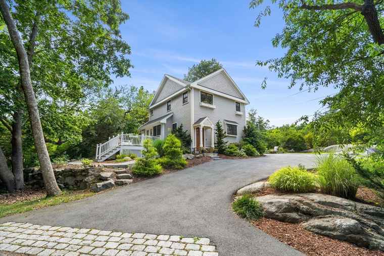 Photo of 3 Cabot Ln Gloucester, MA 01930