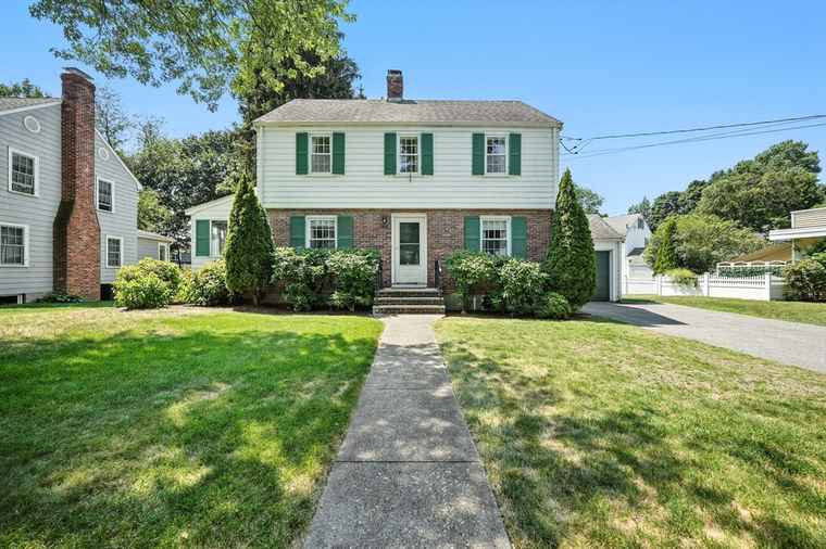Photo of 40 Fairway Dr Newton, MA 02465