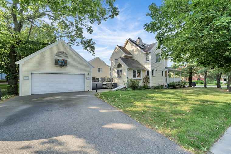 Photo of 4 Rebecca Rd Newton, MA 02465