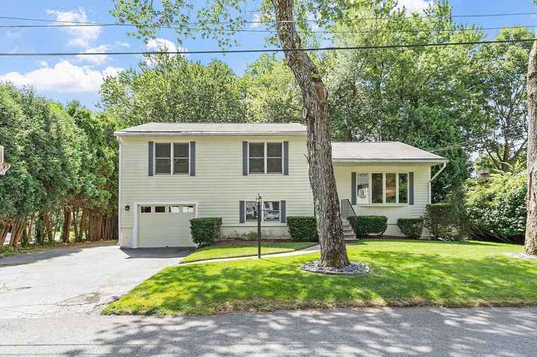 Photo of 39 Rustic Dr Leominster, MA 01453