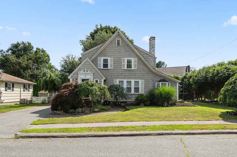 Photo of 8 Saint James Rd Shrewsbury, MA 01545