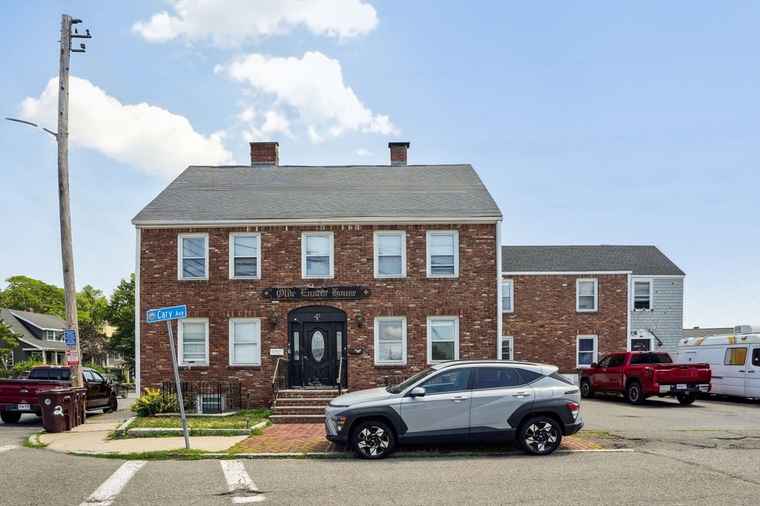 Photo of 281 Beach St Revere, MA 02151