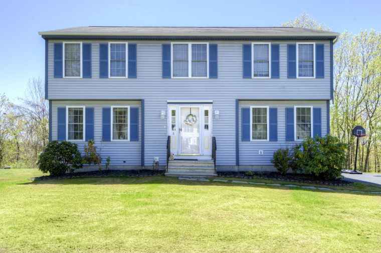 Photo of 8 High Rock Ln Worcester, MA 01609