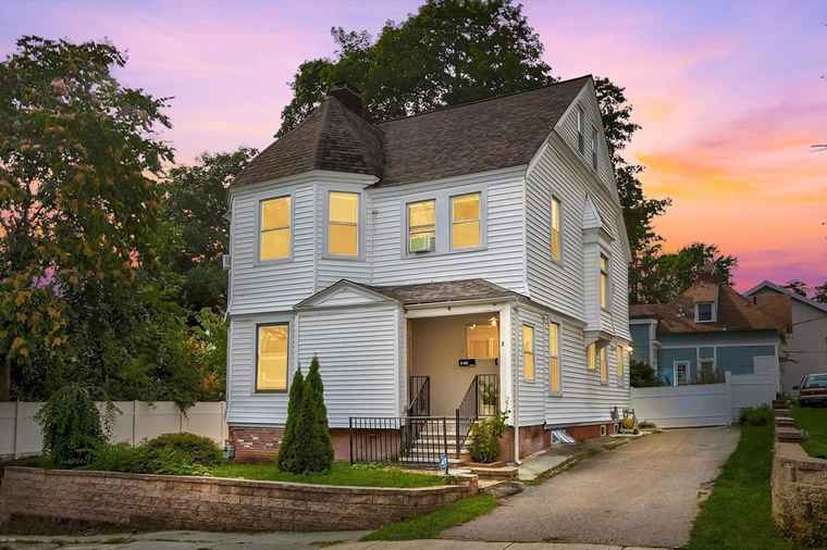 Photo of 2 Grout Ct Worcester, MA 01610