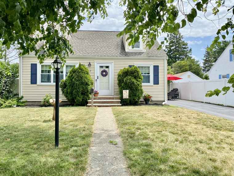 Photo of 17 Howe St Quincy, MA 02169