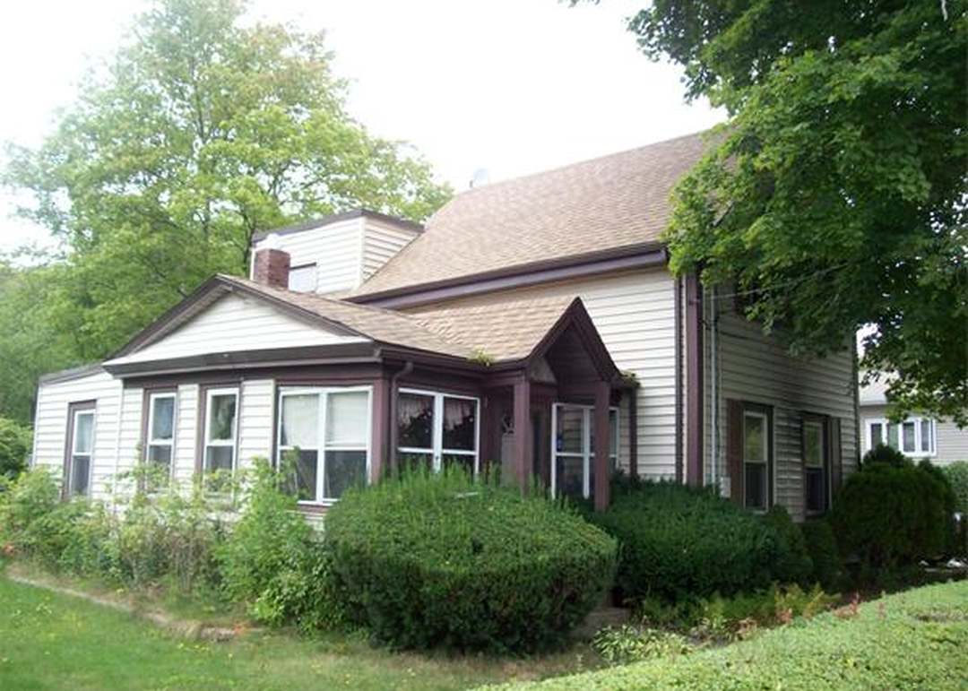 52 Weymouth St, Holbrook, MA 02343