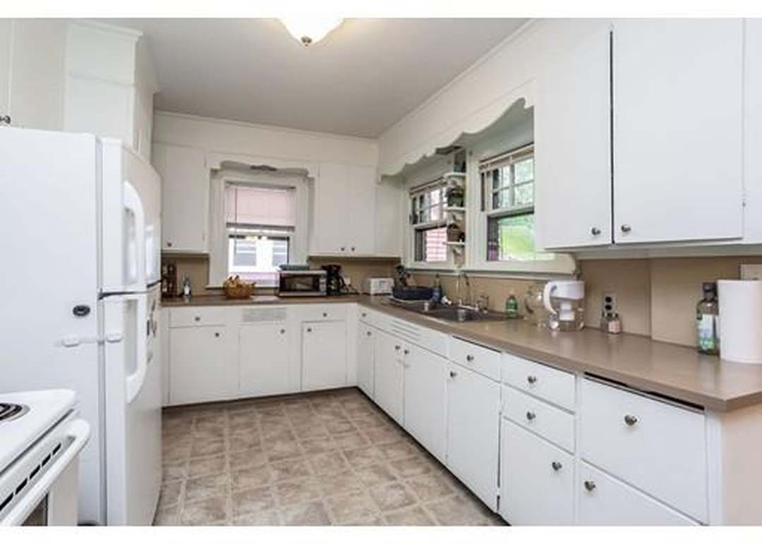49 Burton St, Springfield, MA 01108