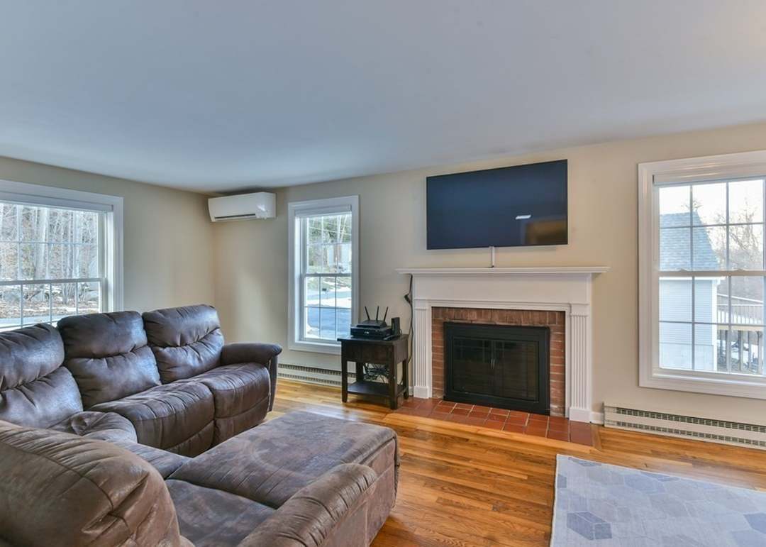 42 Westwood Dr, Sturbridge, MA 01566