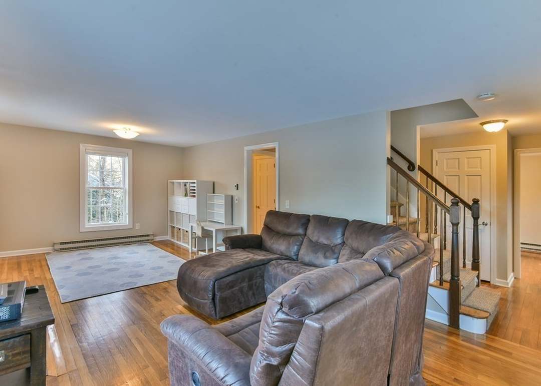 42 Westwood Dr, Sturbridge, MA 01566