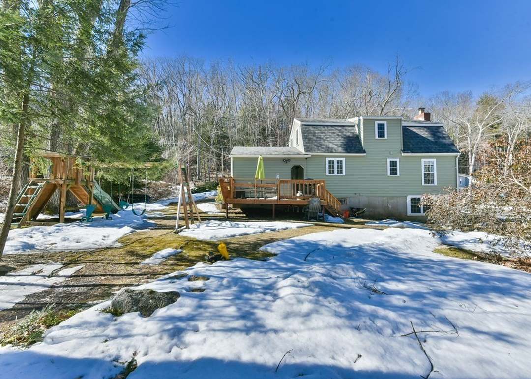 42 Westwood Dr, Sturbridge, MA 01566