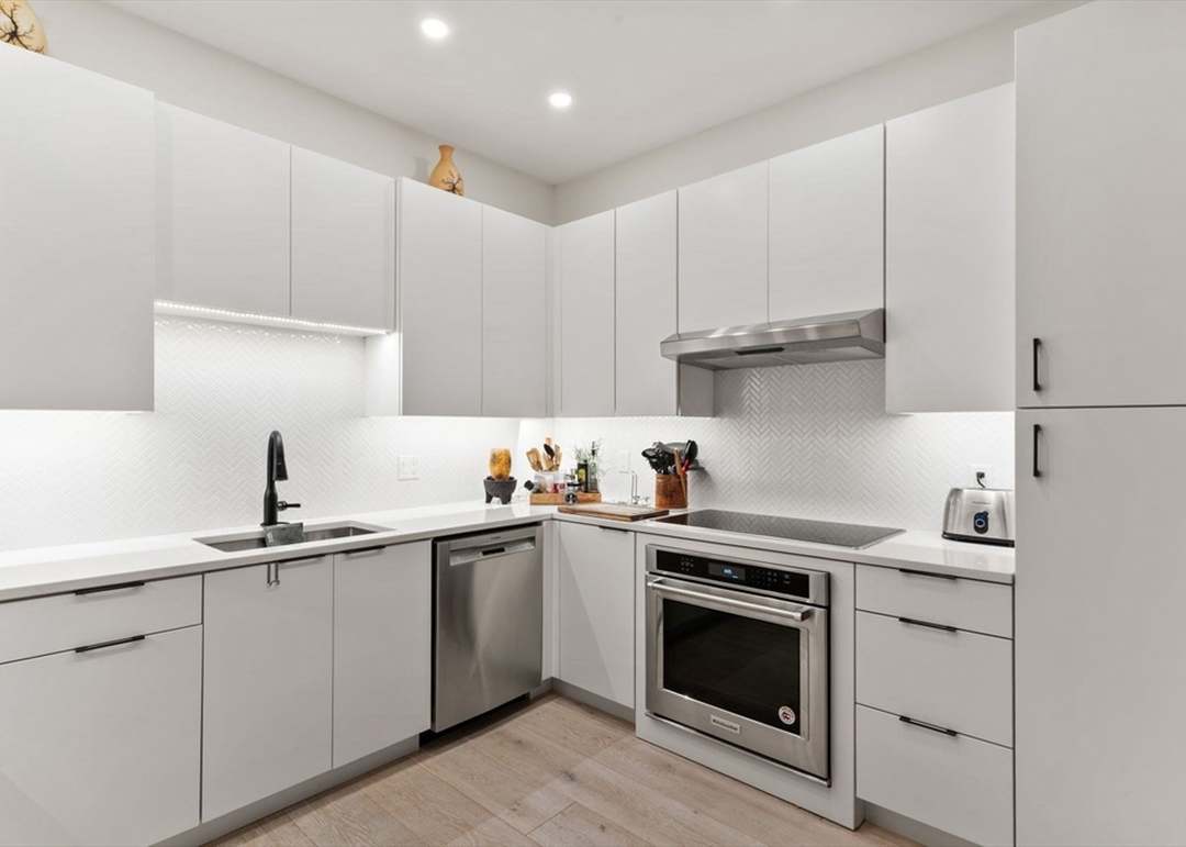 15 Sleeper St #203, Boston, MA 02210