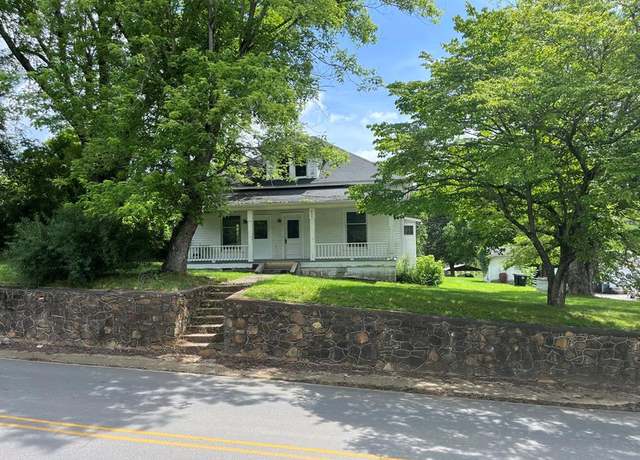 Property at 805 Hiwassee St, Murphy, NC 28906, 2 beds, 2 baths
