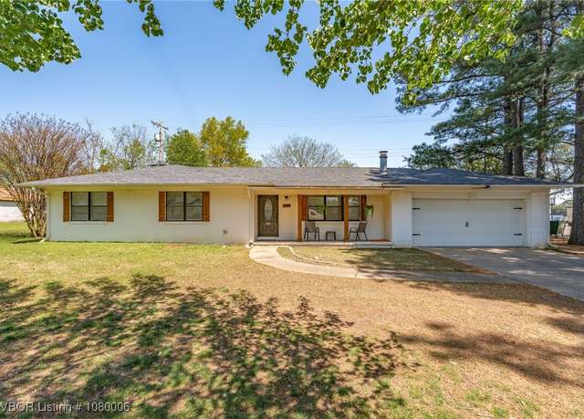 Property at 204 Bowlin Dr, Poteau, OK 74953, 3 beds, 2 baths
