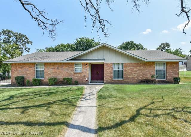 Property at 1408 N 6th St, Van Buren, AR 72956, 3 beds, 1.5 baths