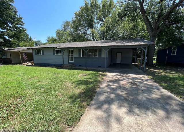 Property at 2112 Poplar St, Van Buren, AR 72956, 3 beds, 2 baths