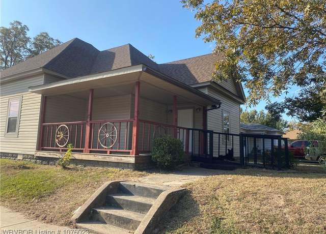 Property at 2122 7th St, Fort Smith, AR 72904, 3 beds, 2 baths