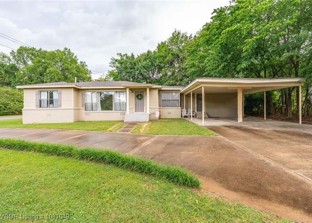 Property at 3018 Independence St, Fort Smith, AR 72901, 4 beds, 2 baths