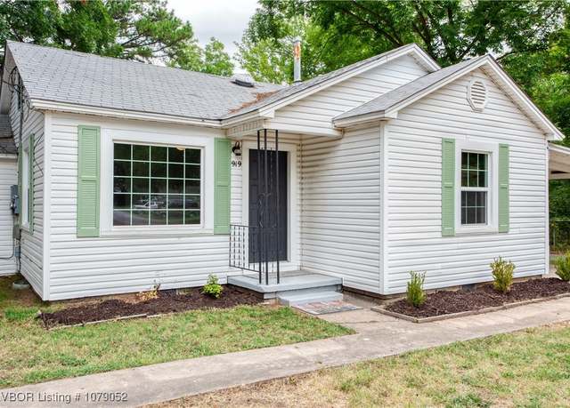 Property at 919 Knoxville St, Fort Smith, AR 72901, 2 beds, 2 baths