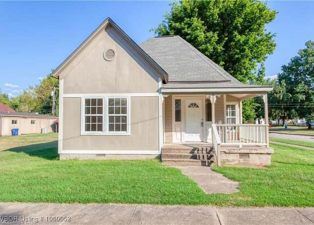 Property at 902 N 7th St, Fort Smith, AR 72901, 2 beds, 1 bath