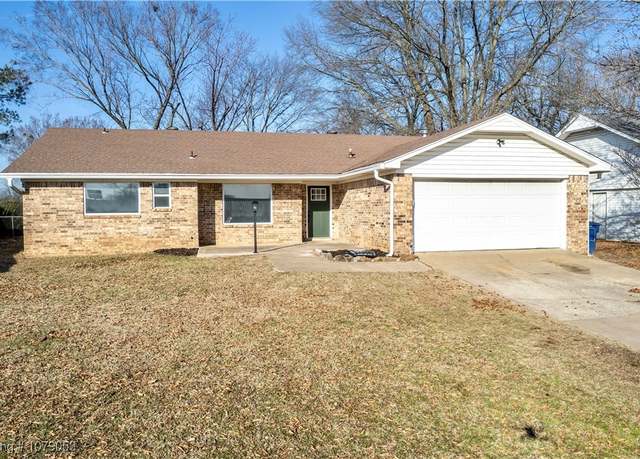 Property at 514 Juniper Ln, Muldrow, OK 74948, 3 beds, 2 baths