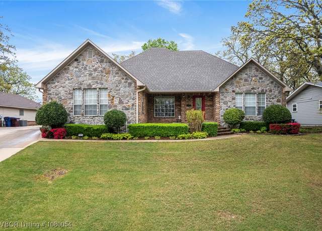 Property at 2823 Jackson St, Fort Smith, AR 72901, 3 beds, 2.5 baths