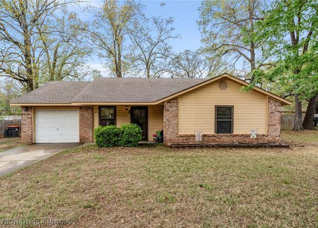 Property at 1319 N 28th St, Van Buren, AR 72956, 3 beds, 2 baths