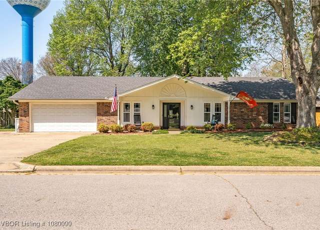 Property at 10200 Seven Oaks Rd, Fort Smith, AR 72908, 3 beds, 2 baths