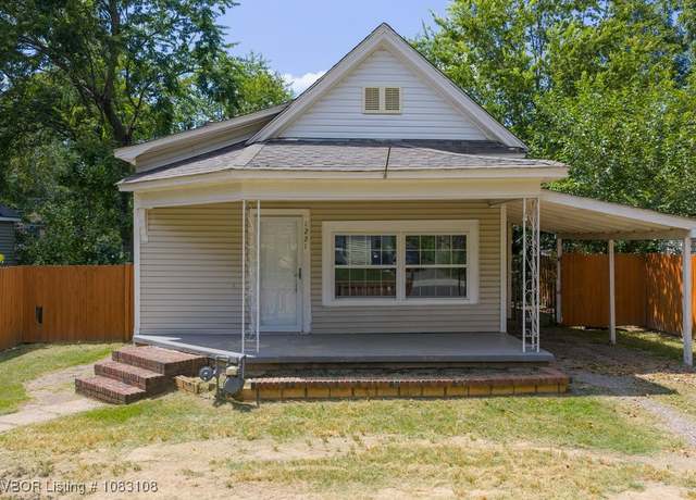 Property at 1221 N 39th St, Fort Smith, AR 72904, 4 beds, 2 baths