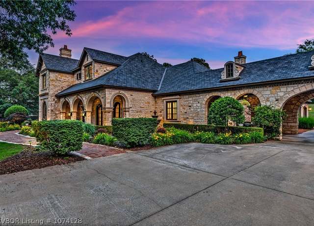 Property at 6104 Park Ave, Fort Smith, AR 72903, 4 beds, 5 baths
