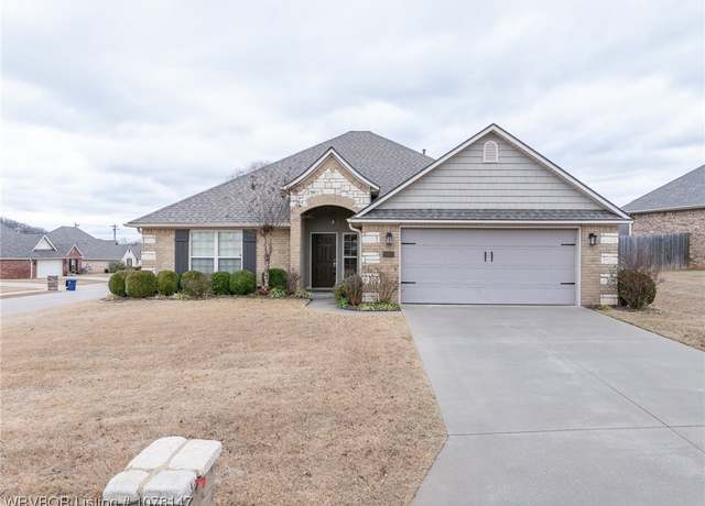 Property at 12101 Lynwood Dr, Fort Smith, AR 72916, 3 beds, 2 baths