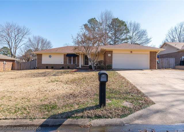 Property at 1502 N 10th St, Van Buren, AR 72956, 3 beds, 2 baths