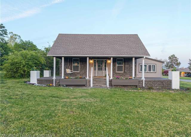 Property at 802 N 11th St, Van Buren, AR 72956, 3 beds, 2.5 baths
