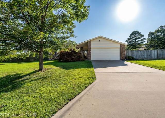 Property at 25 Country Dr, Alma, AR 72921, 3 beds, 2 baths