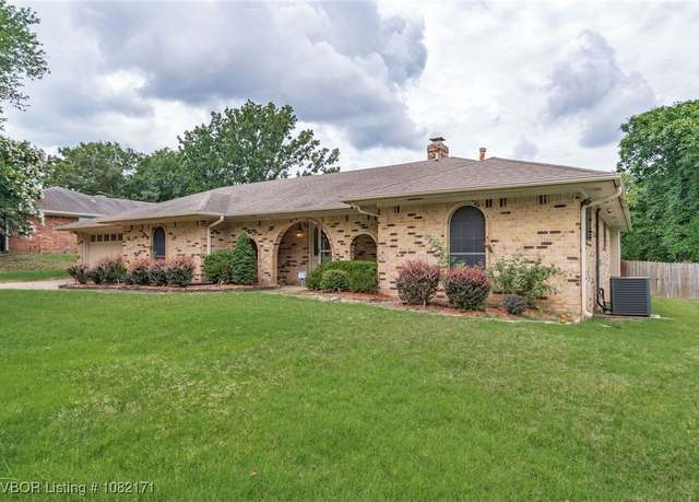 Property at 2016 Warwick Pl, Fort Smith, AR 72903, 4 beds, 3 baths