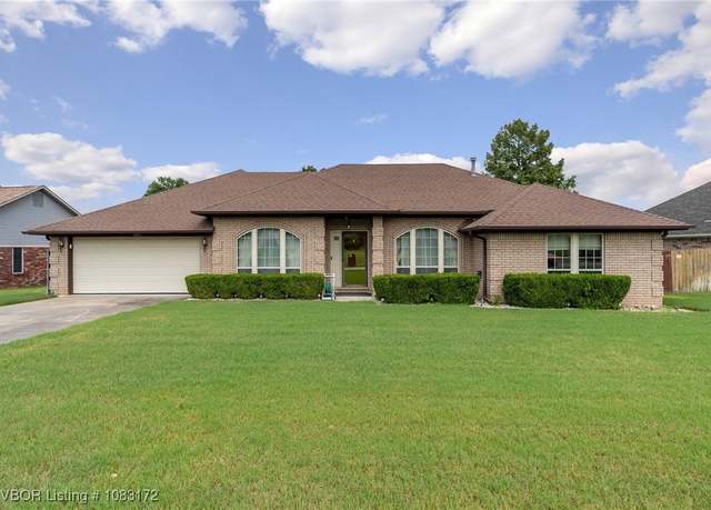 Property at 8801 Skypark Dr, Fort Smith, AR 72903, 4 beds, 2 baths
