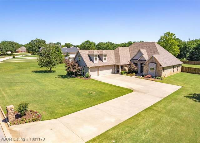 Property at 11411 Maple Park Dr, Fort Smith, AR 72916, 4 beds, 3.5 baths