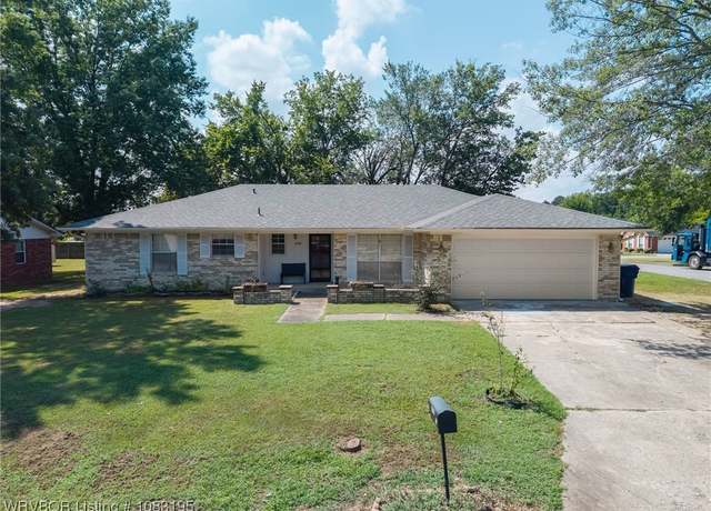 Property at 4700 Skywood Dr, Fort Smith, AR 72904, 3 beds, 2 baths