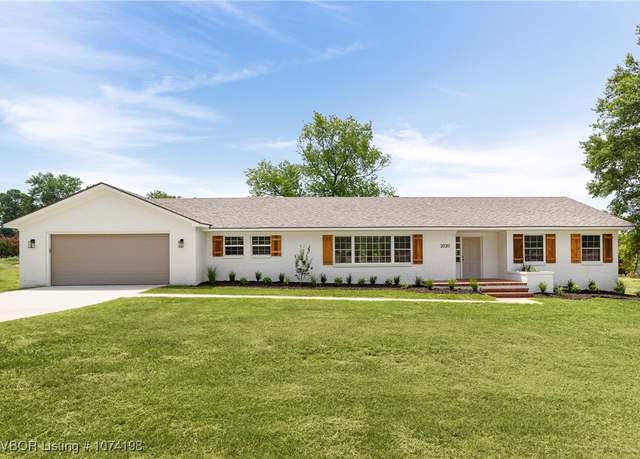 Property at 2020 Country Club Ave, Fort Smith, AR 72901, 4 beds, 2 baths