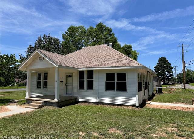 Property at 113 Maple St, Paris, AR 72855, 3 beds, 2 baths