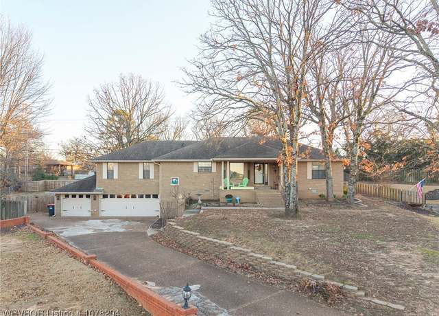 Property at 1416 10th St, Van Buren, AR 72956, 3 beds, 2.5 baths