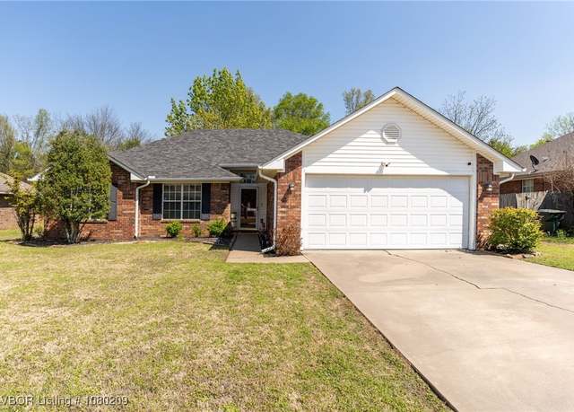 Property at 6809 Lookout Dr, Fort Smith, AR 72916, 3 beds, 2 baths