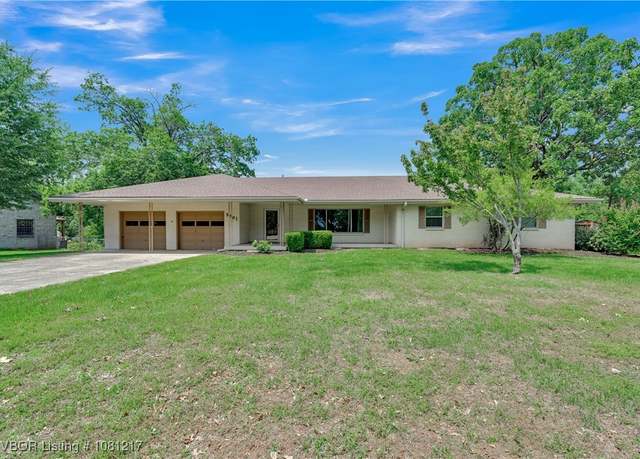 Property at 5901 Cliff Dr, Fort Smith, AR 72903, 3 beds, 2.5 baths