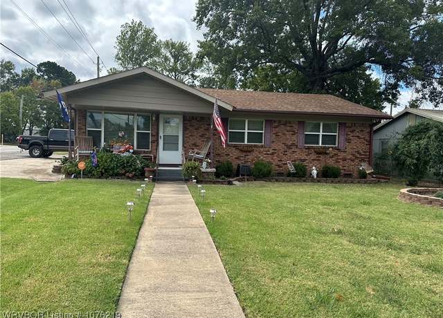 Property at 1922 Utica St, Fort Smith, AR 72901, 3 beds, 2 baths