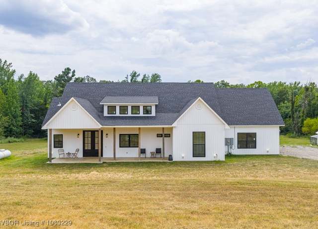 Property at 1219 Roberts Ln, Greenwood, AR 72936, 3 beds, 2 baths