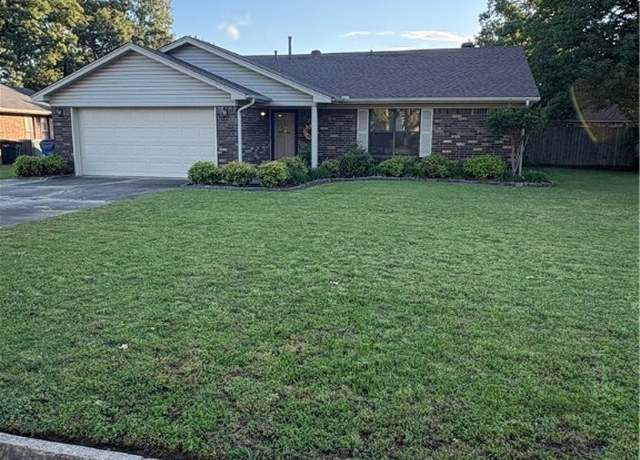 Property at 8604 Meadow Dr, Fort Smith, AR 72908, 3 beds, 2 baths